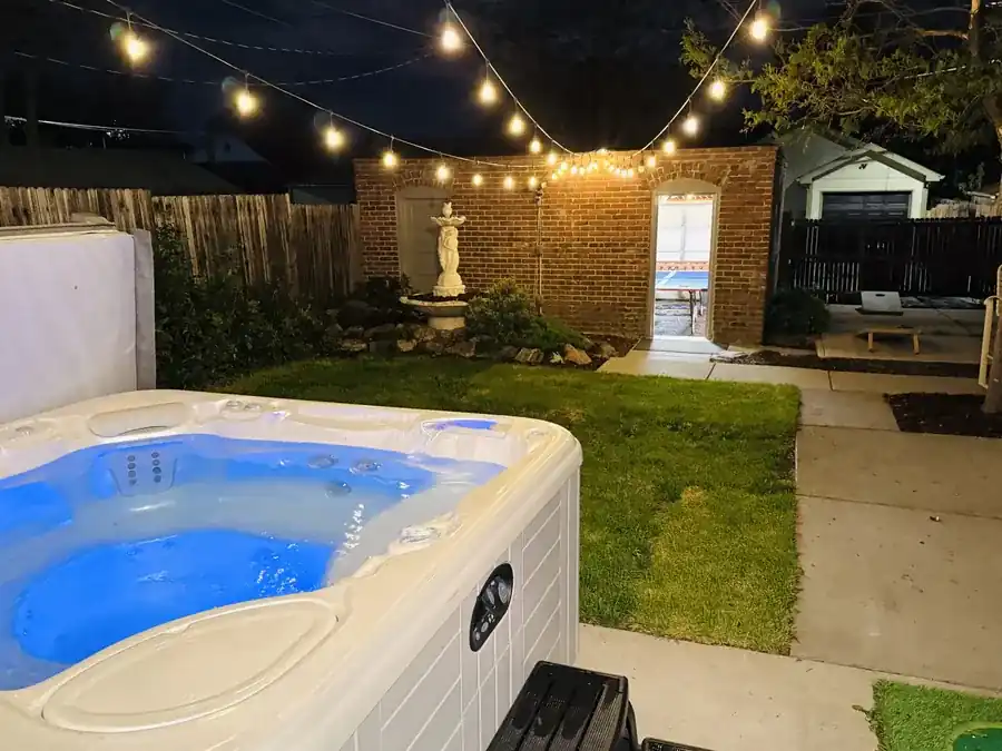 Hot tub at Vibe City RiNo Escape